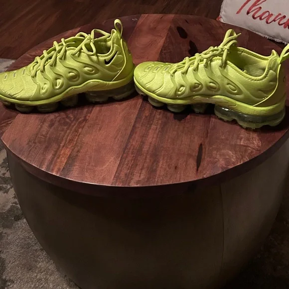 NiIKE AIR VAPORMAX PLUS - Picture 3 of 10